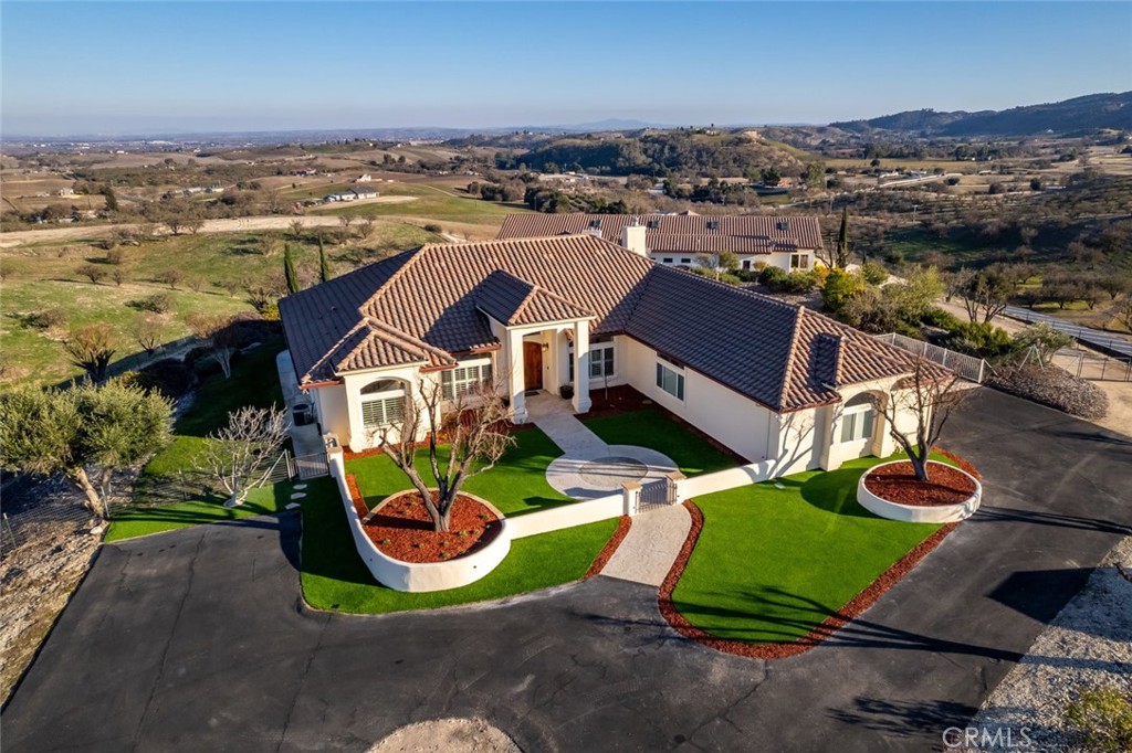 5495 Vista Serrano, Paso Robles, CA 93446