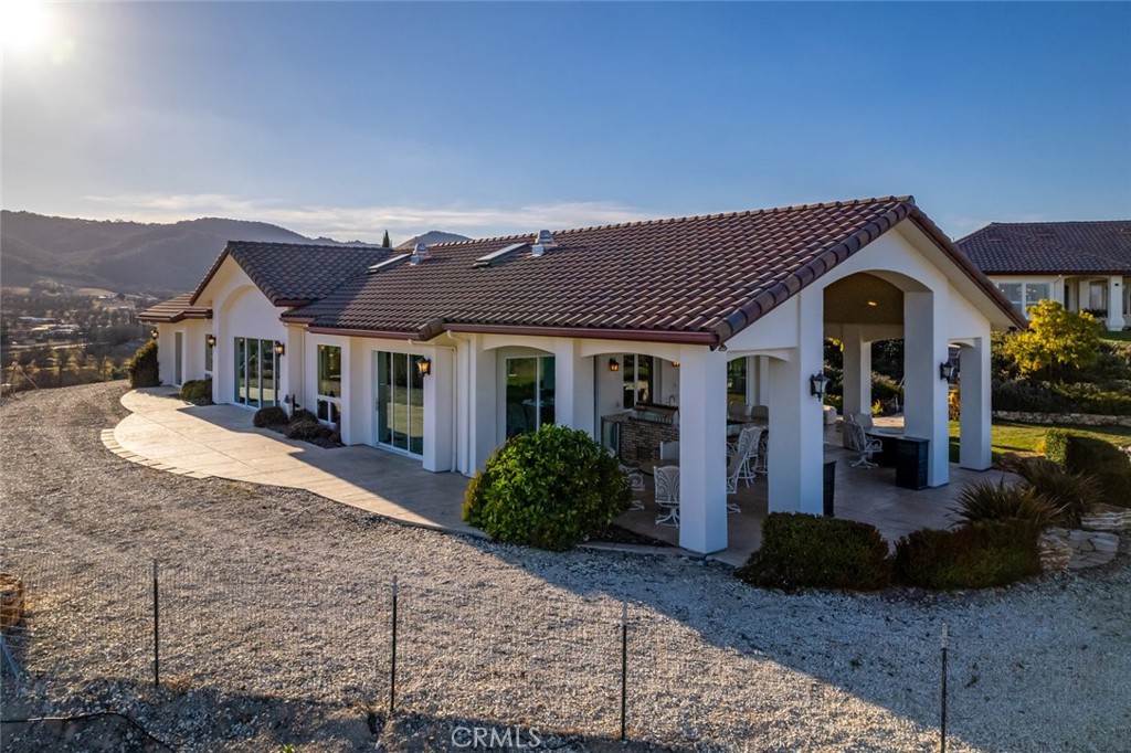 5495 Vista Serrano, Paso Robles, CA 93446