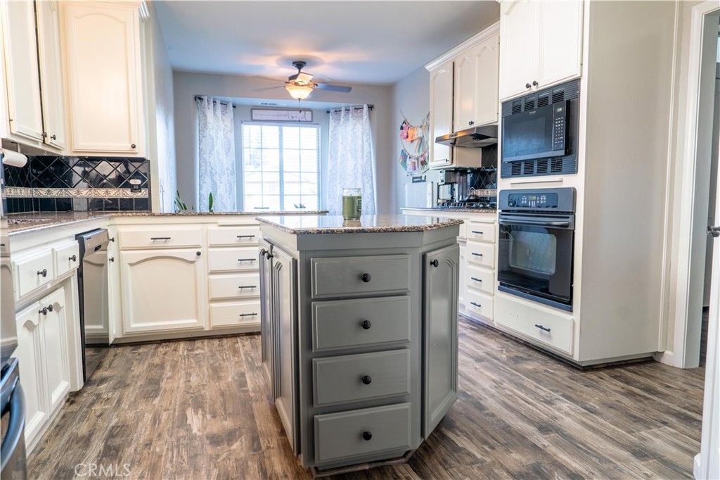 1430 E Laura Ct, Visalia, CA 93292