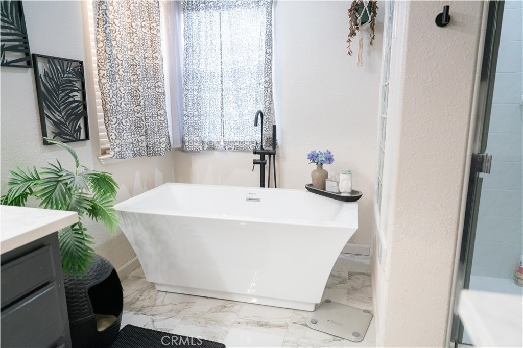 1430 E Laura Ct, Visalia, CA 93292