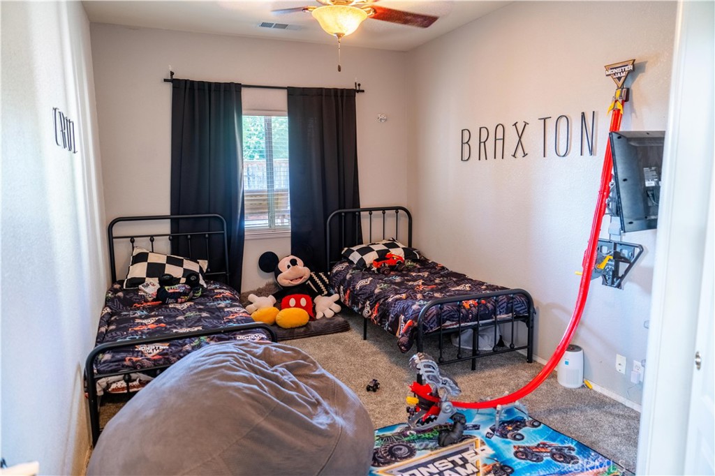 1430 E Laura Ct, Visalia, CA 93292