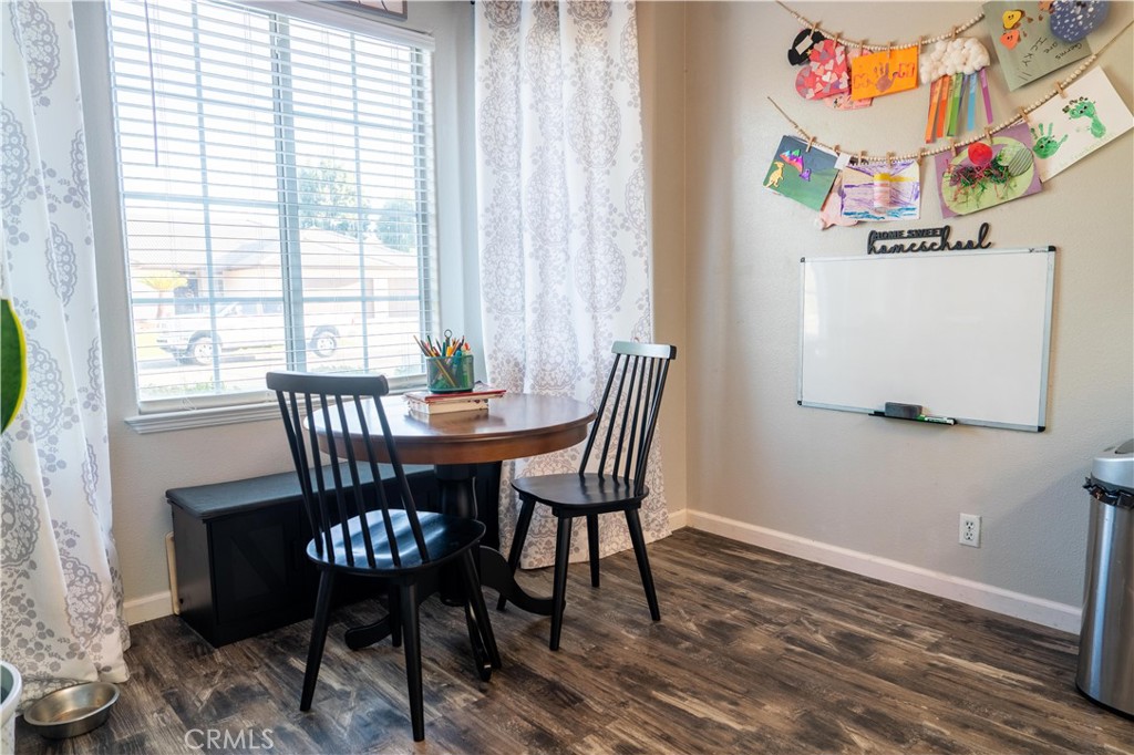 1430 E Laura Ct, Visalia, CA 93292