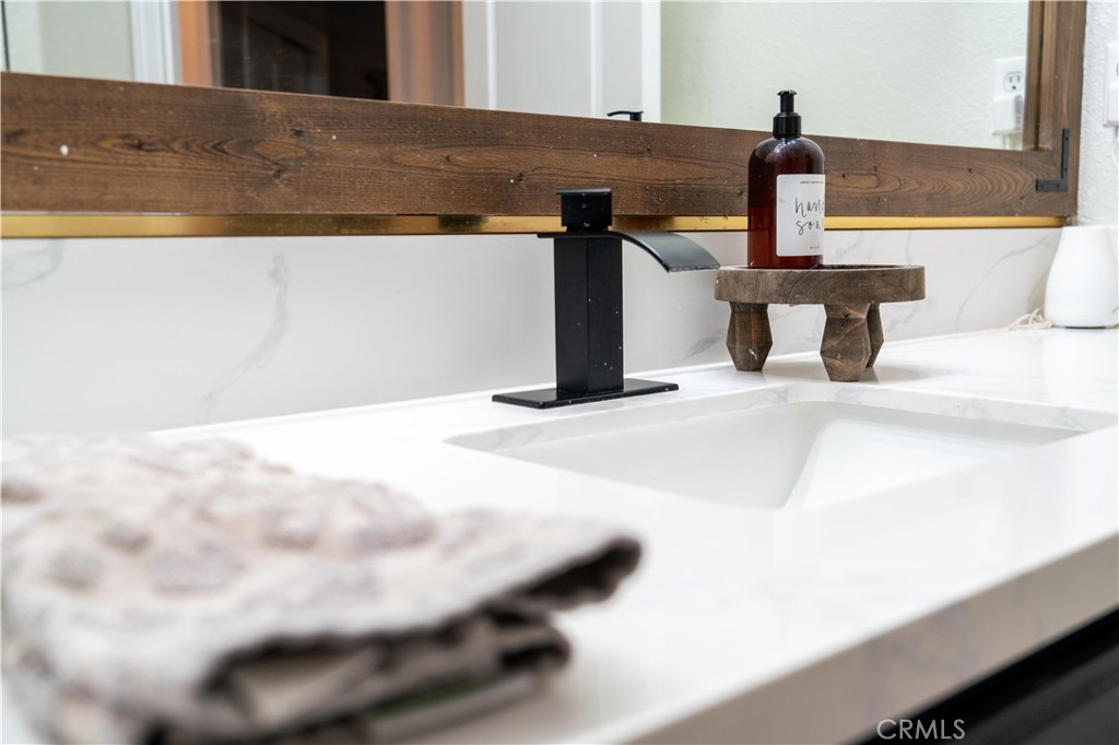 1430 E Laura Ct, Visalia, CA 93292