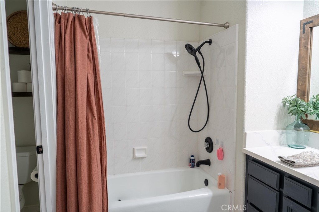 1430 E Laura Ct, Visalia, CA 93292