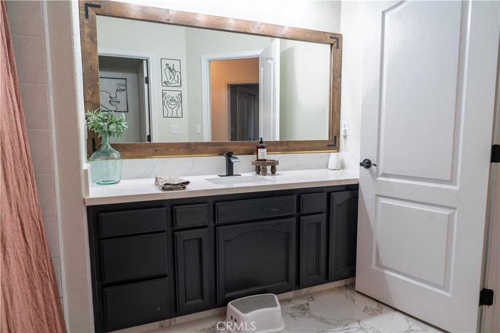 1430 E Laura Ct, Visalia, CA 93292