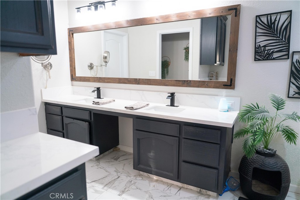 1430 E Laura Ct, Visalia, CA 93292