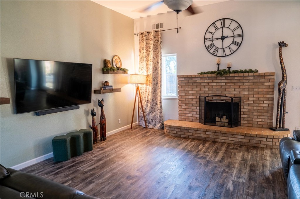 1430 E Laura Ct, Visalia, CA 93292