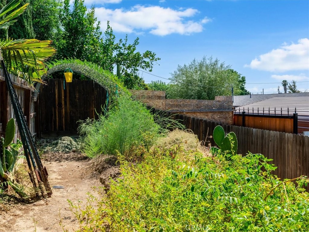 104 W Mariposa St, Avenal, CA 93204