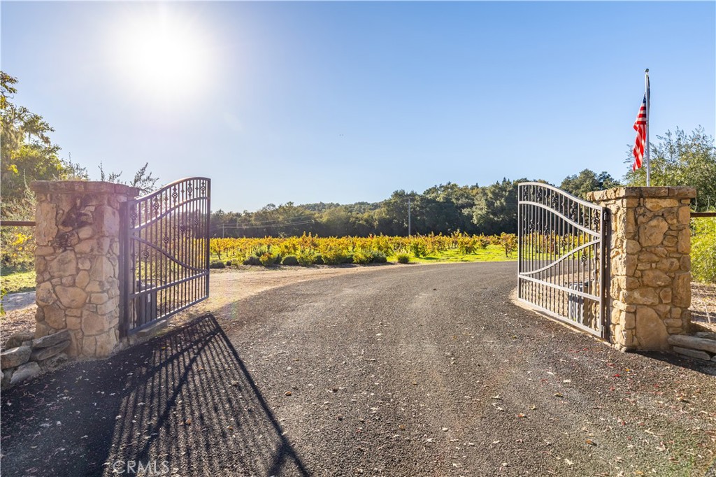 1545 Willow Creek, Paso Robles, CA 93446