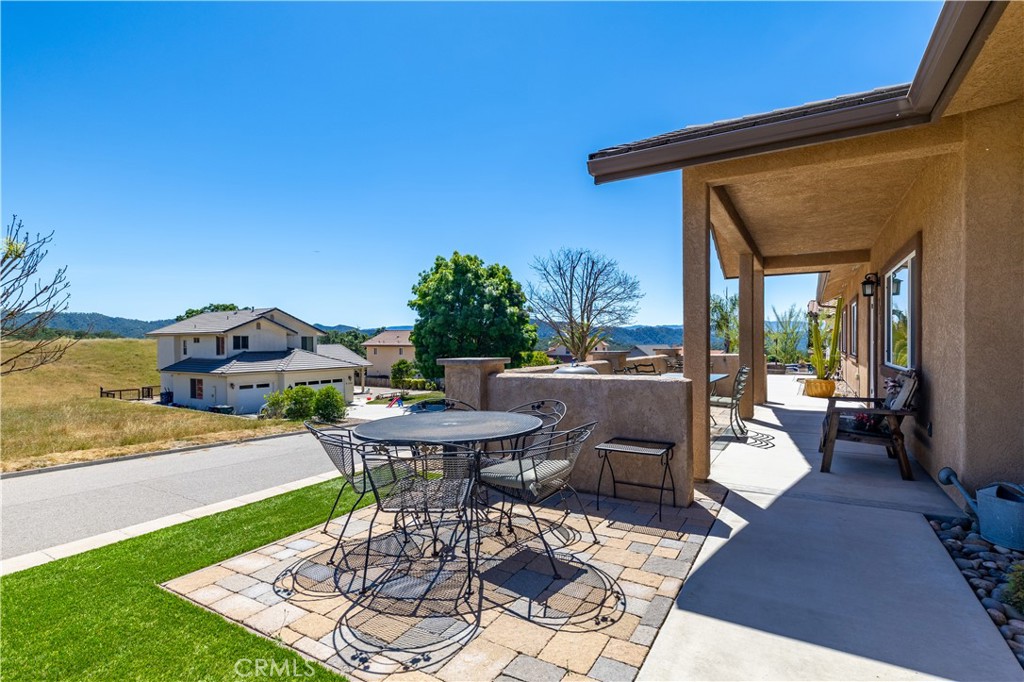 2155 Holly Dr, Paso Robles, CA 93446