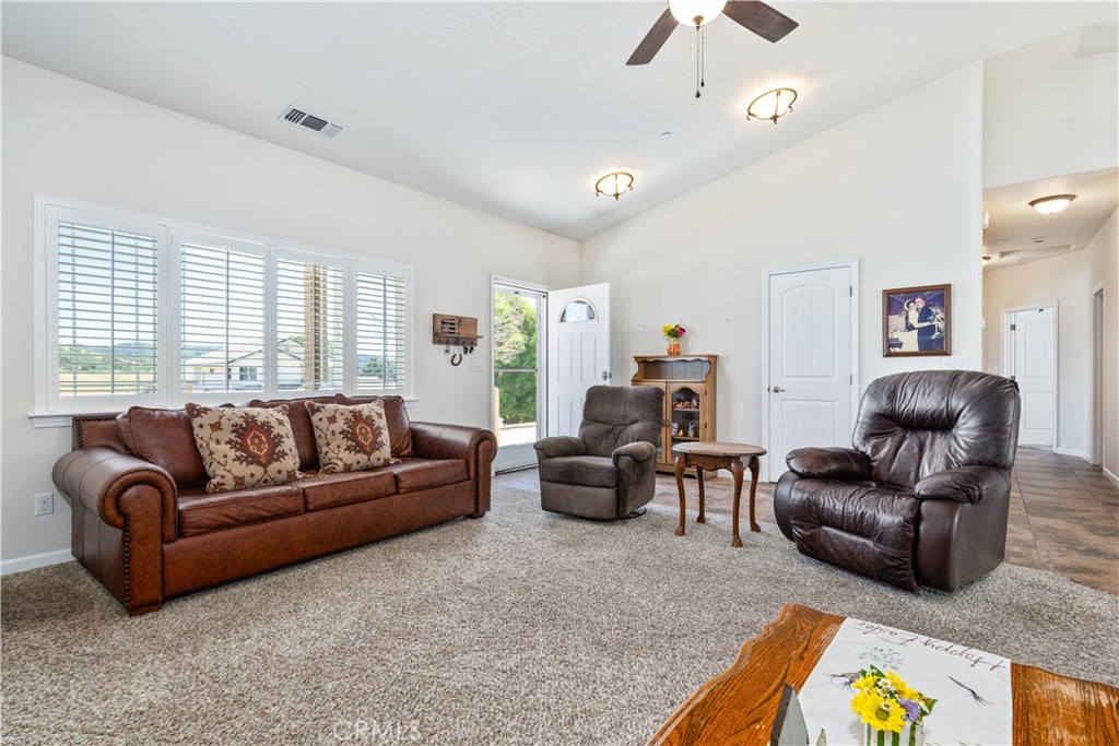 2155 Holly Dr, Paso Robles, CA 93446