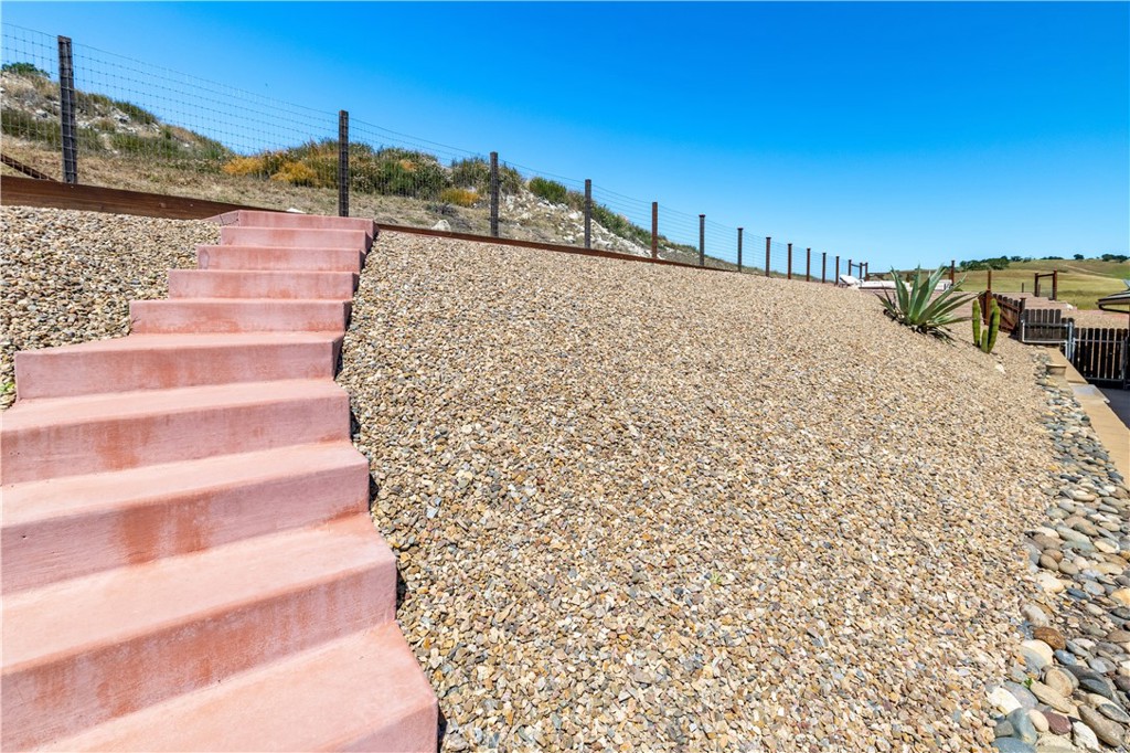 2155 Holly Dr, Paso Robles, CA 93446