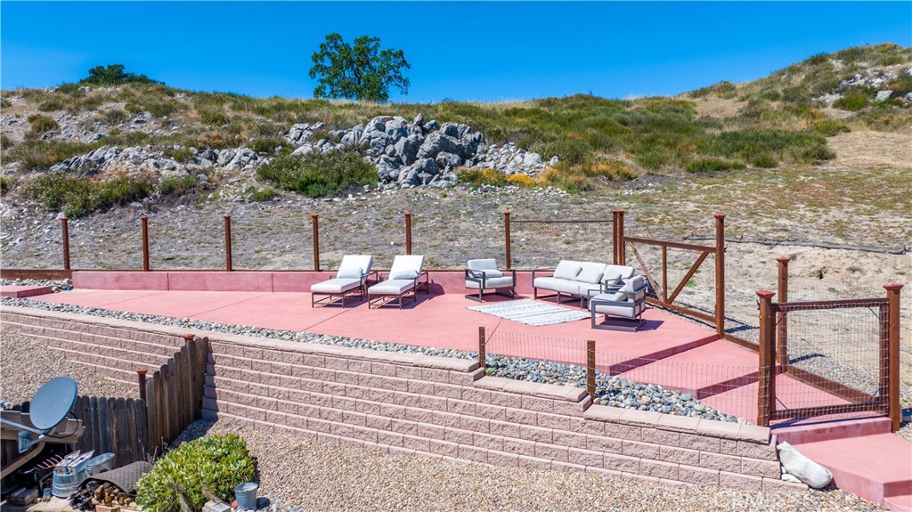 2155 Holly Dr, Paso Robles, CA 93446