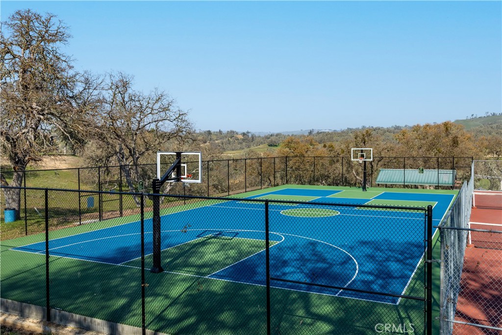 2155 Holly Dr, Paso Robles, CA 93446