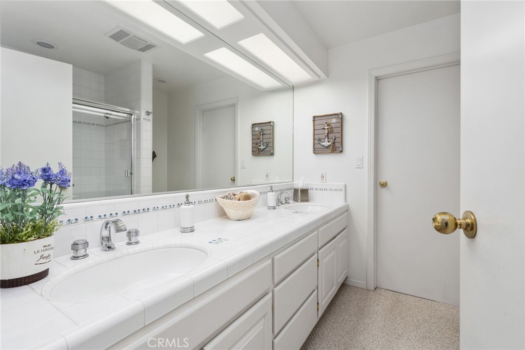 39118 Lake Dr, Bass Lake, CA 93604