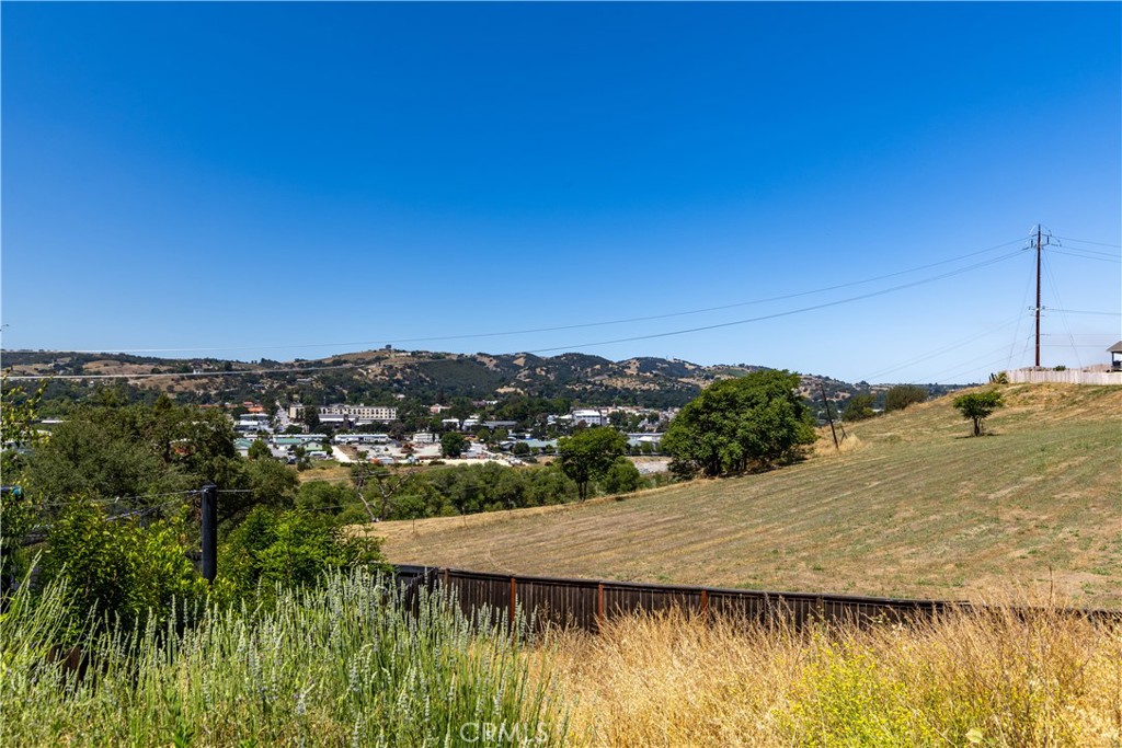 669 Red Cloud Rd, Paso Robles, CA 93446