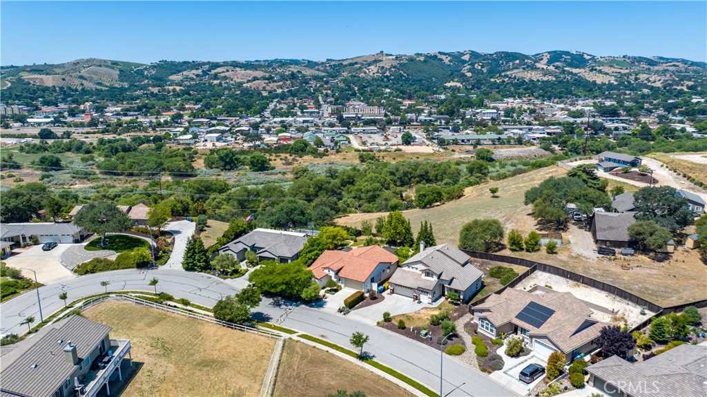 669 Red Cloud Rd, Paso Robles, CA 93446