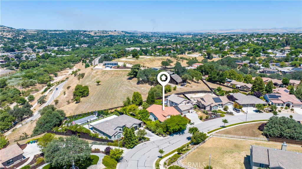 669 Red Cloud Rd, Paso Robles, CA 93446