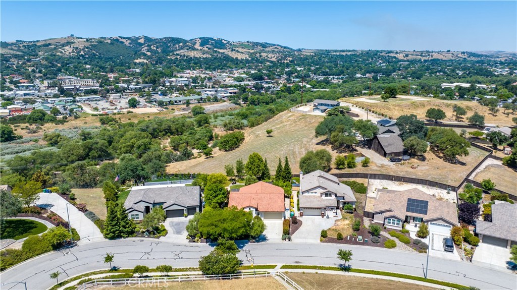 669 Red Cloud Rd, Paso Robles, CA 93446