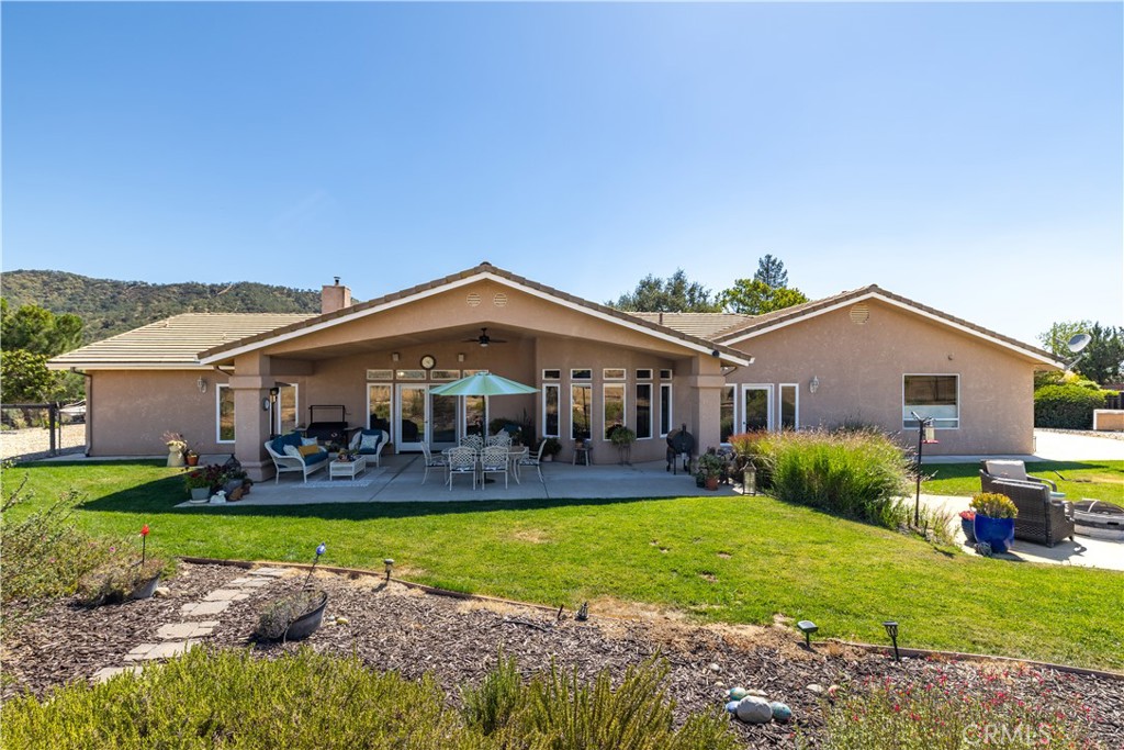 1615 Buggywhip Ln, Paso Robles, CA 93446