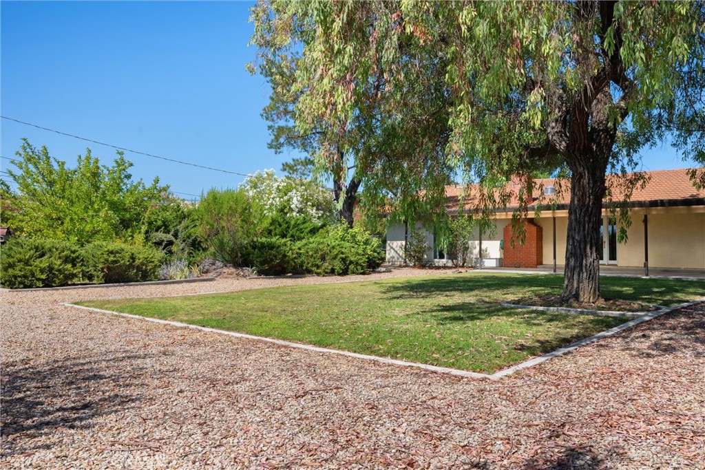 1523 Country Club Dr, Paso Robles, CA 93446
