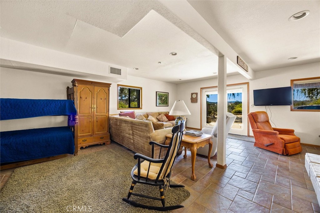 7172 Town Creek, Paso Robles, CA 93446