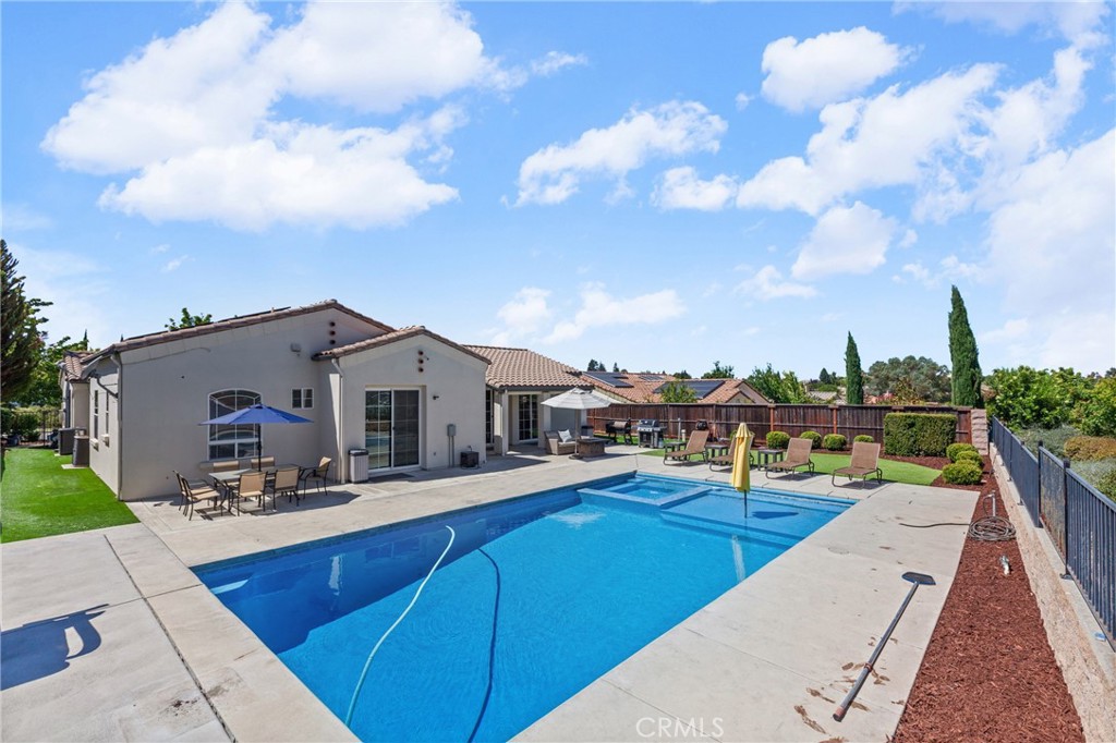 963 Vista Cerro Dr, Paso Robles, CA 93446