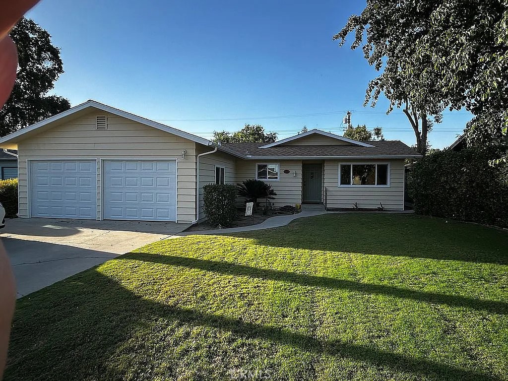 1046 W Princeton Ave, Visalia, CA 93277