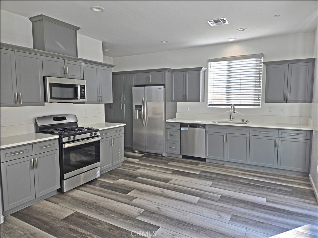 3021 N Sowell St, Visalia, CA 93291