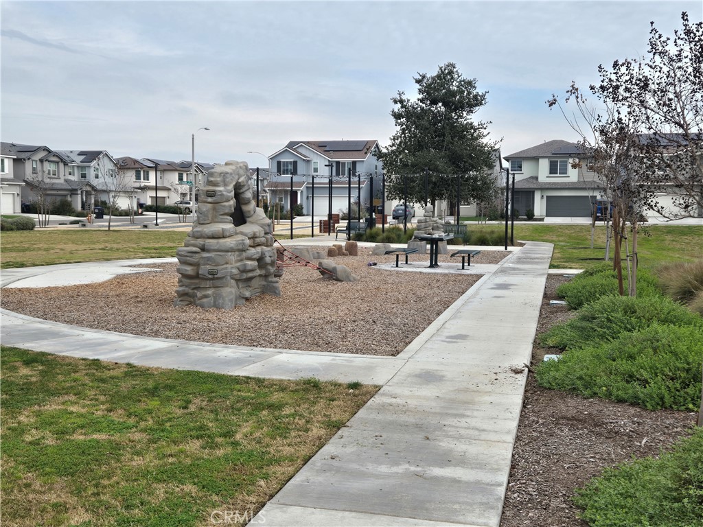 3021 N Sowell St, Visalia, CA 93291