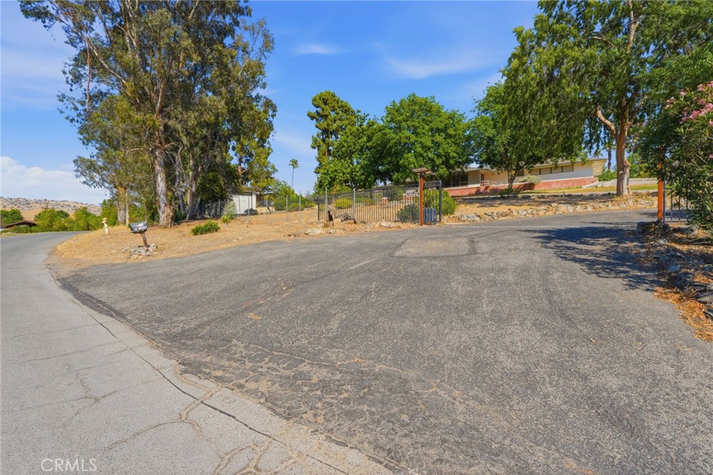 84 S Park St, Porterville, CA 93257