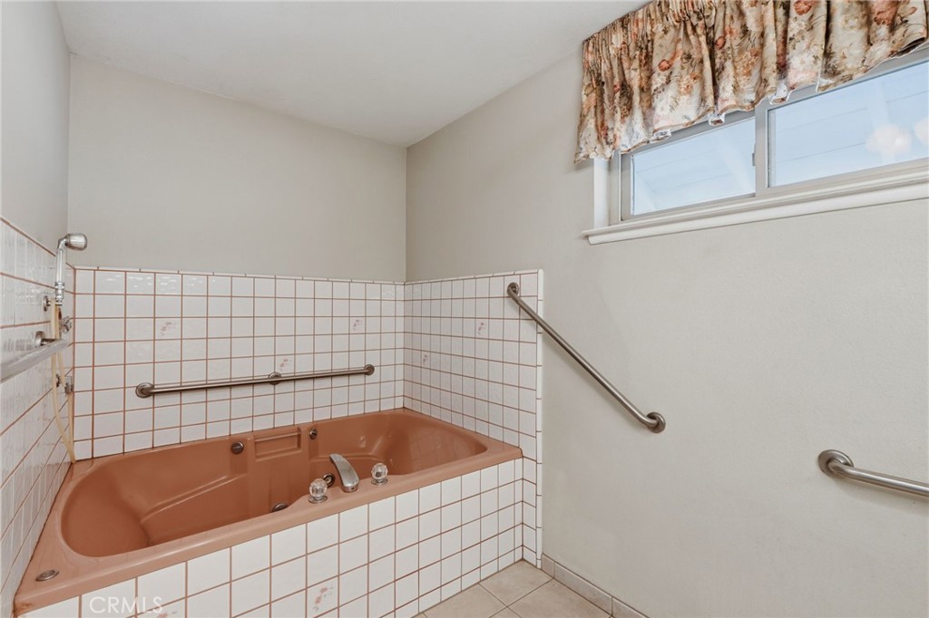 84 S Park St, Porterville, CA 93257