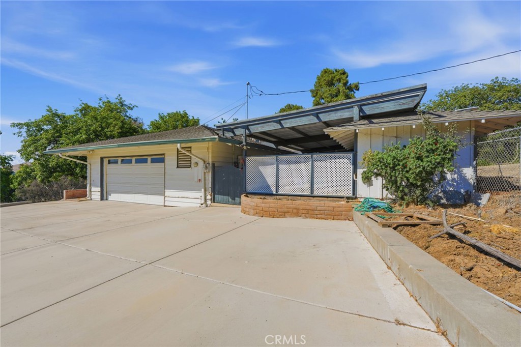 84 S Park St, Porterville, CA 93257