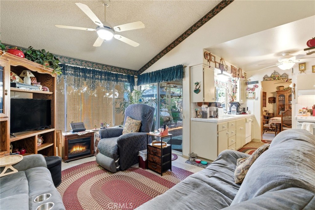 1927 S Chinowth St, Visalia, CA 93277