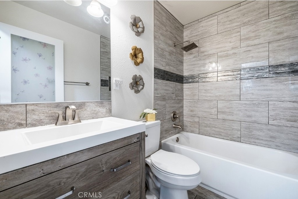 5097 E Carmen Ave, Fresno, CA 93727