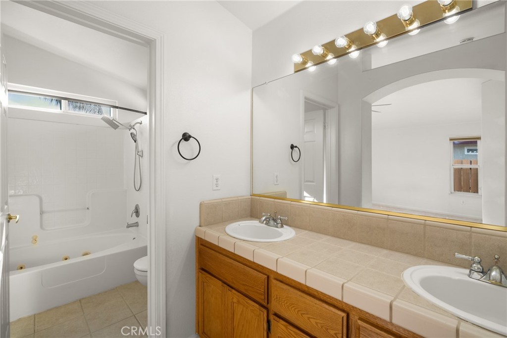 15647 Wooten Ct, Kerman, CA 93630