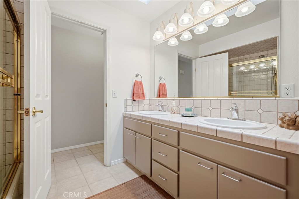 2134 Cottonwood Cir, Visalia, CA 93277