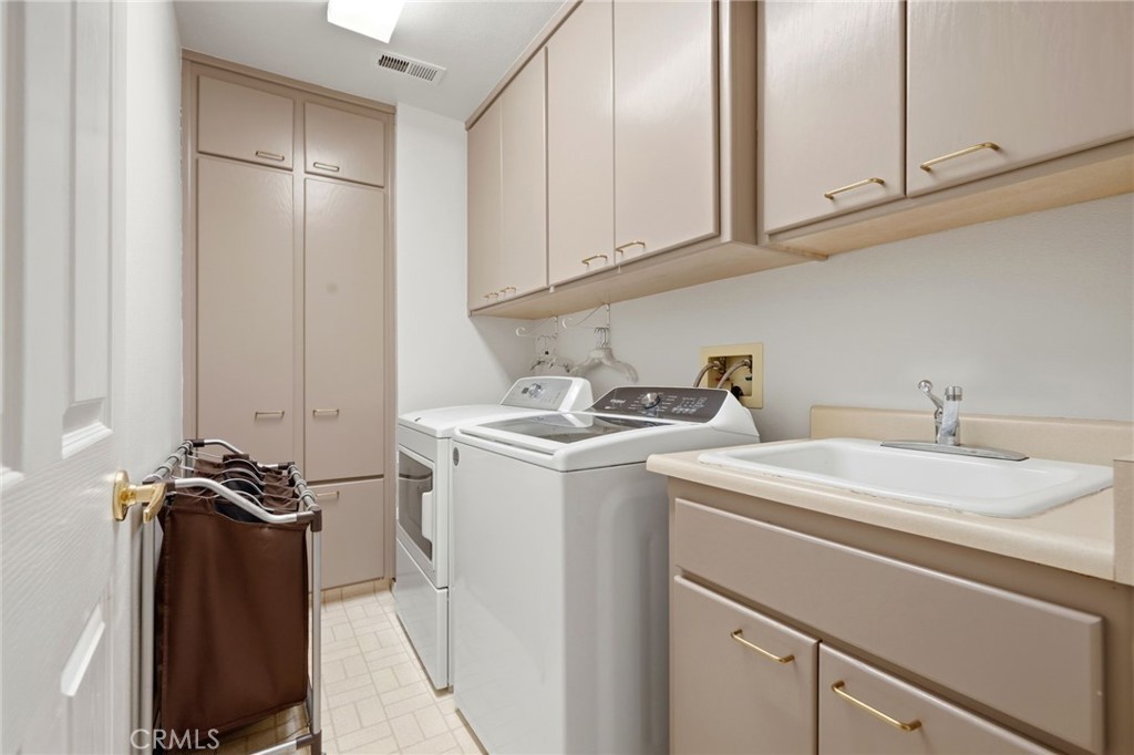 2134 Cottonwood Cir, Visalia, CA 93277