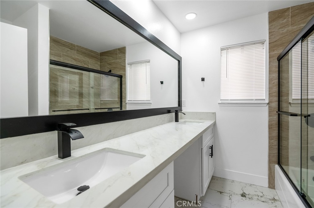 1828 S Hillcrest, Visalia, CA 93292