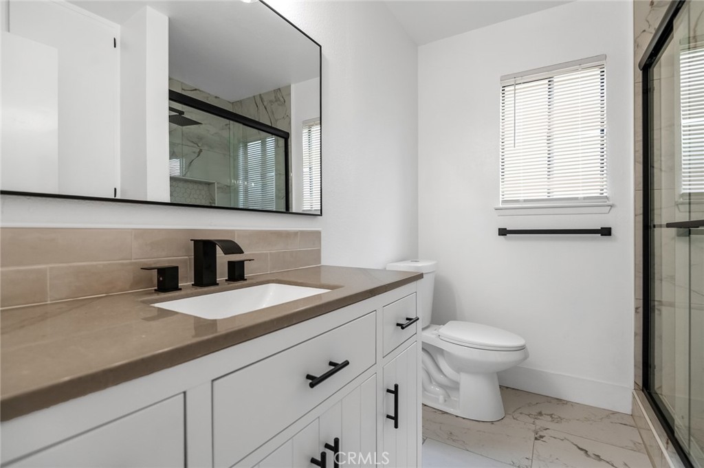 1828 S Hillcrest, Visalia, CA 93292