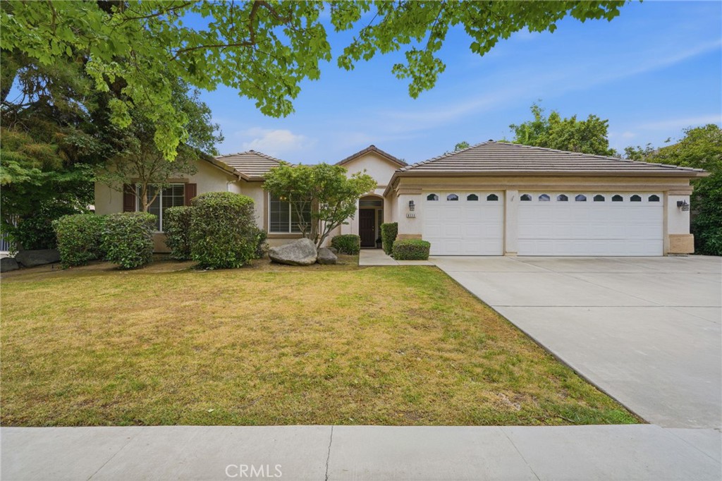 6111 W Pryor Ct, Visalia, CA 93277