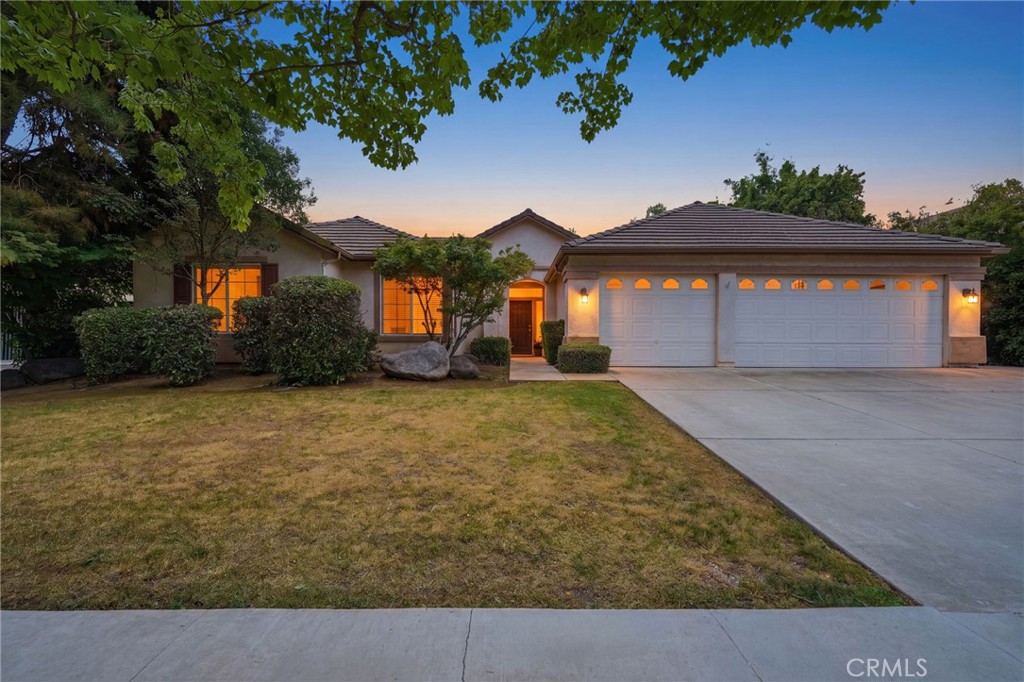 6111 W Pryor Ct, Visalia, CA 93277