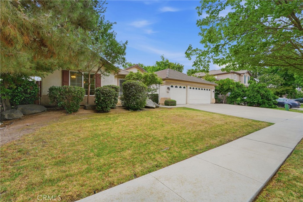 6111 W Pryor Ct, Visalia, CA 93277