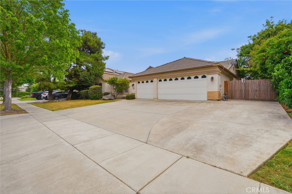 6111 W Pryor Ct, Visalia, CA 93277
