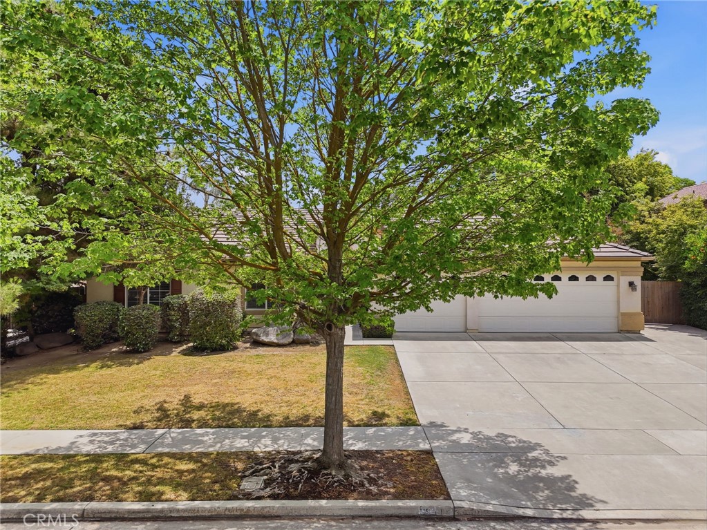 6111 W Pryor Ct, Visalia, CA 93277