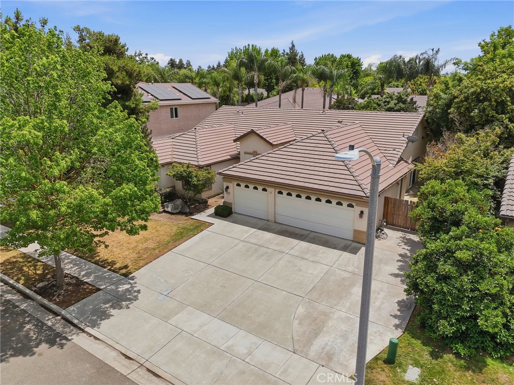 6111 W Pryor Ct, Visalia, CA 93277