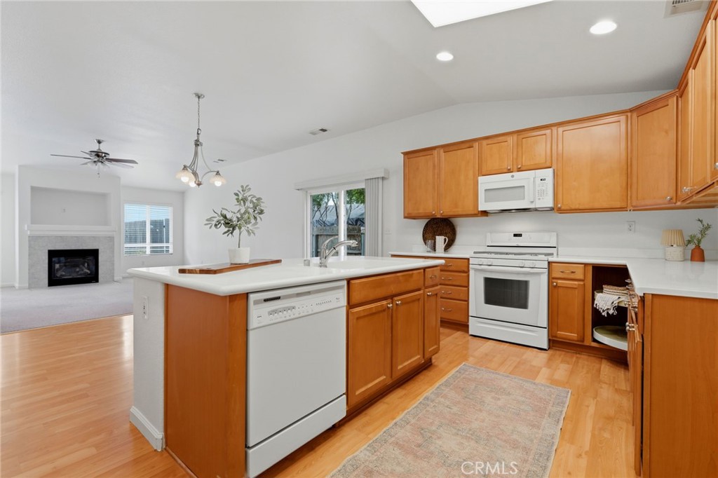 6111 W Pryor Ct, Visalia, CA 93277