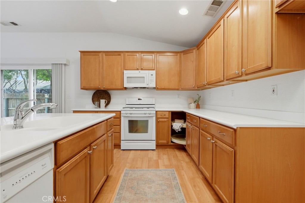 6111 W Pryor Ct, Visalia, CA 93277