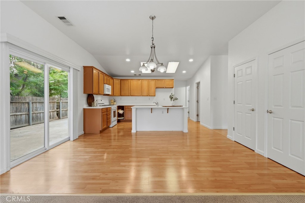 6111 W Pryor Ct, Visalia, CA 93277