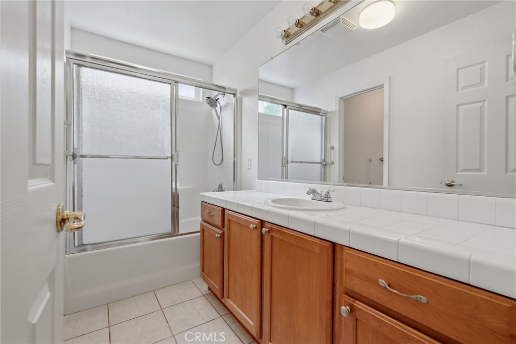 6111 W Pryor Ct, Visalia, CA 93277